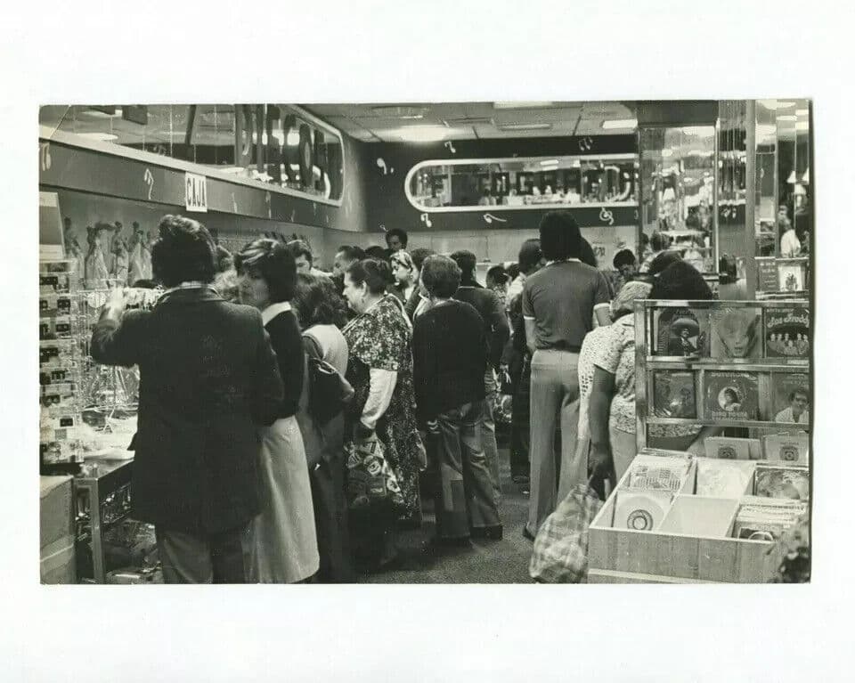 Vintage Photographs EDUARDO ESPINOZA, A shopping day in Mexico, 1970 image 6