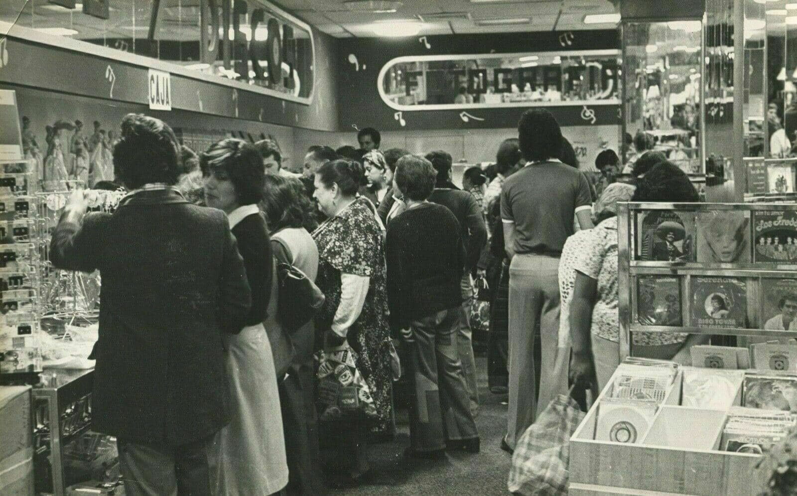 Vintage Photographs EDUARDO ESPINOZA, A shopping day in Mexico, 1970 image 1