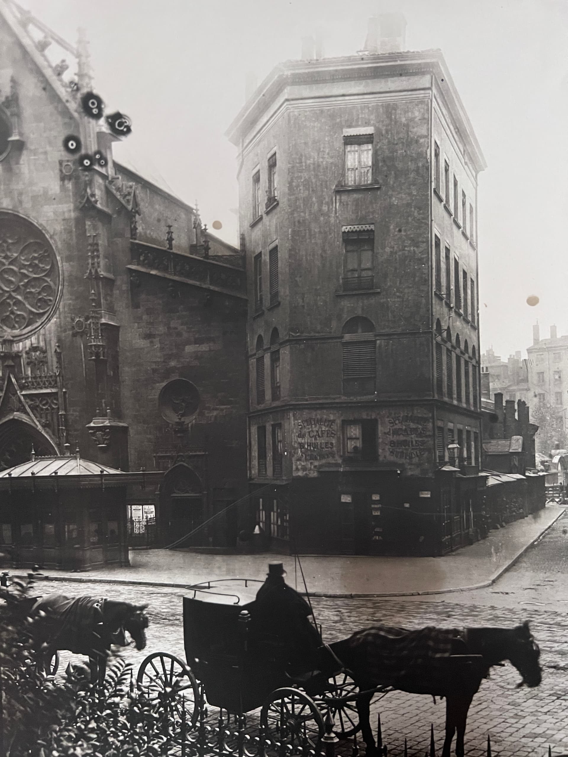 Chariot Taxi in Lyon's Street circa 1900