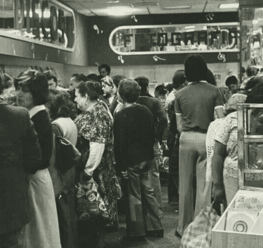 Vintage Photographs EDUARDO ESPINOZA, A shopping day in Mexico, 1970 image 5