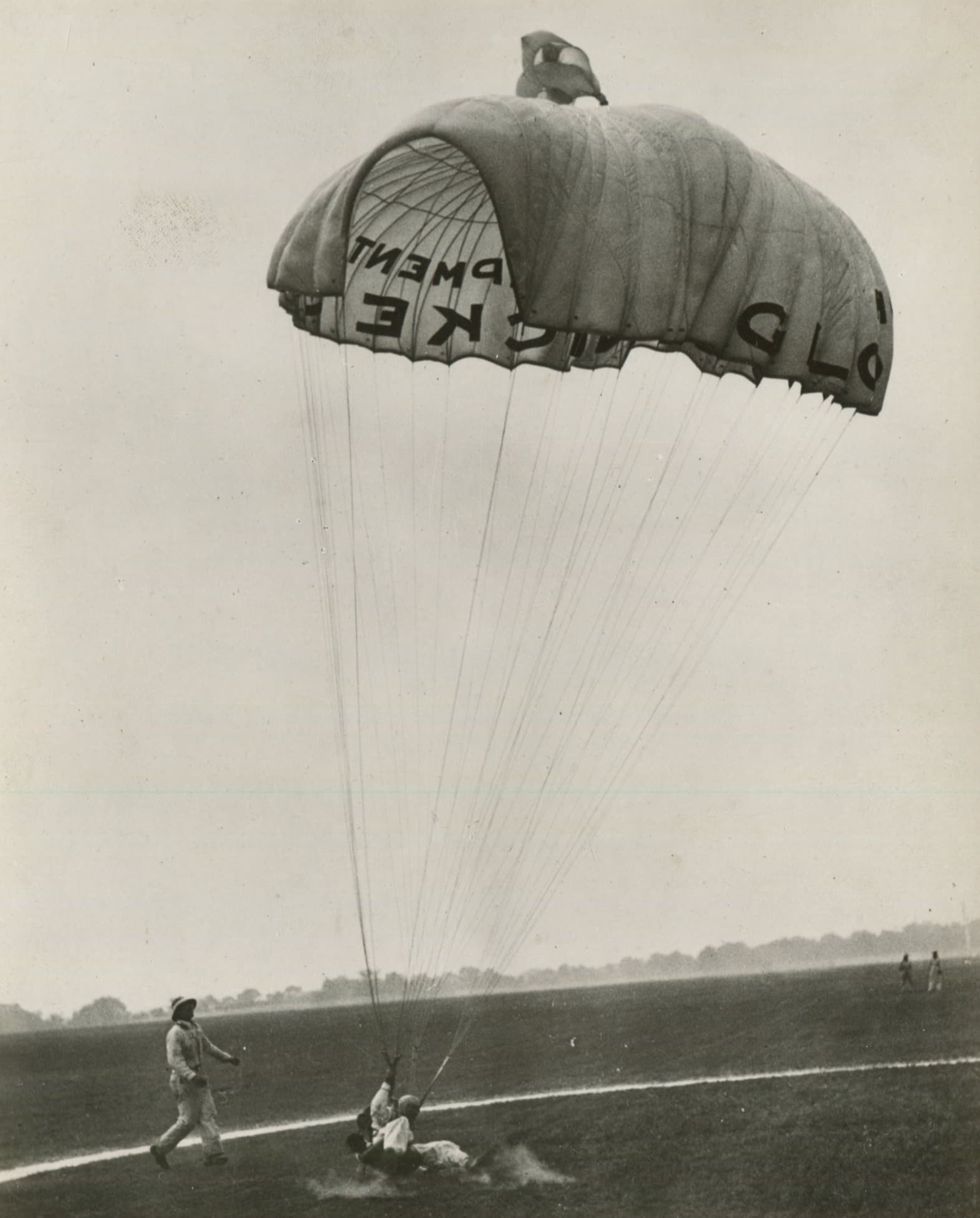 Parachute descent, Cleveland Meeting c.1940 image 1