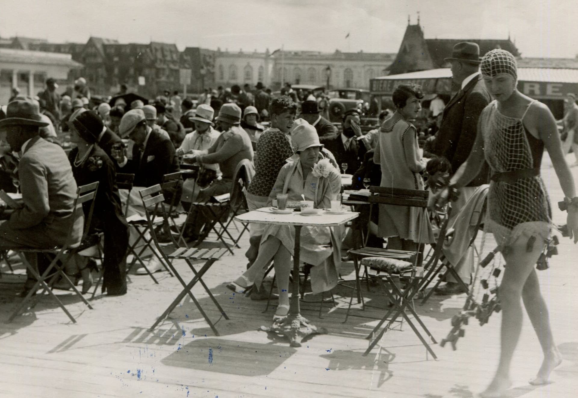 Beach, Coffee and Fashion 1920'